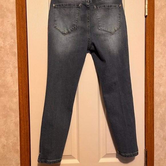 Kensie Jeans With Flowers - Picture 6 of 8